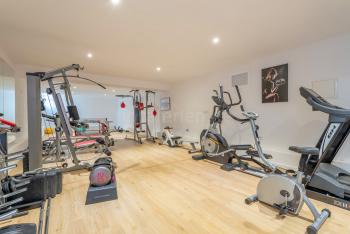 Tischtennisplatte und Fitnessraum