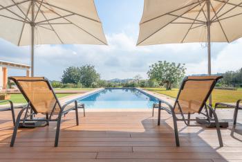 Relaxen im Urlaub am Pool 