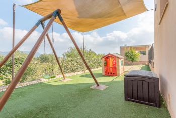 Kleiner, eingezäunter Spielplatz