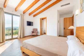 Schlafzimmer mit Klimaanlage und Fernseher