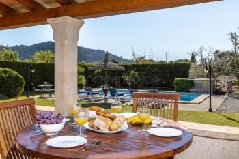 Terrasse mit Blick in den Garten