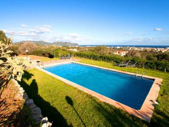 Eingezäunter  Pool mit Meerblick