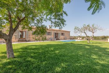 Ferienhaus mit Pool und Garten