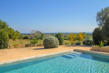 Finca mit Pool und Meerblick