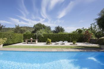 Pool, Sonnenterrasse und Garten