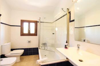 Badezimmer mit Badewanne und Duschwand