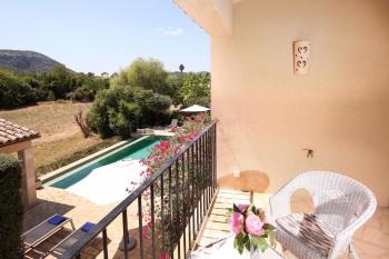 Balkon des Schlafzimmers im Obergeschoss mit Blick auf Pool und Berge
