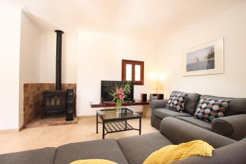 Wohnzimmer mit Kaminofen und Sofaecke