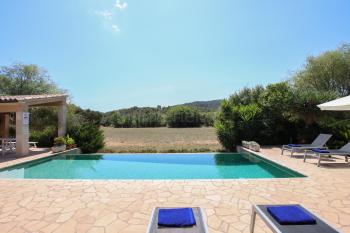 Möblierte Poolterrasse und Infinity-Pool 