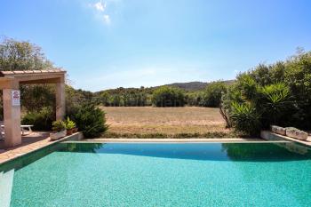 Infinity-Pool mit Blick auf Felder und Hügel bei Pollença