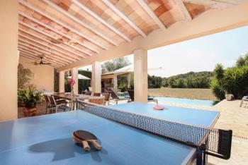 Tischtennisplatte auf der Terrasse mit Blick auf den Pool