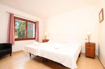 Schlafzimmer mit Doppelbett