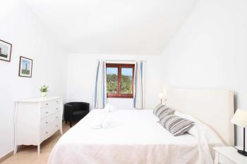 Schlafzimmer mit Doppelbett