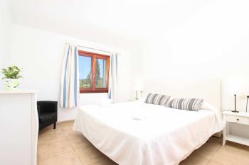 Schlafzimmer mit Doppelbett