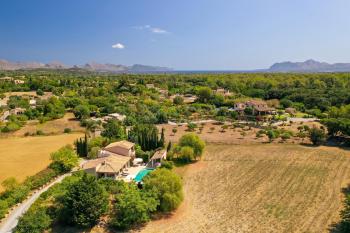 Alleinstehendes Ferienhaus mit Infinity-Pool bei Pollença, umgeben von Feldern