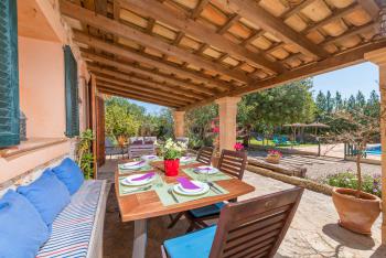 Terrasse mit Blick zum Pool 