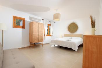 Schlafzimmer mit Doppelbett und Klimaanlage
