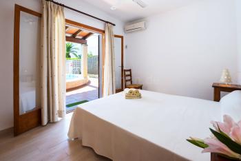 Schlafzimmer mit Klimaanlage und Terrasse