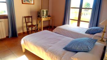 Schlafzimmer mit Sat-TV