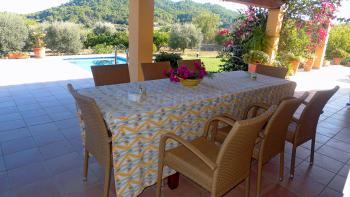 Finca mit Pool und Meerblick