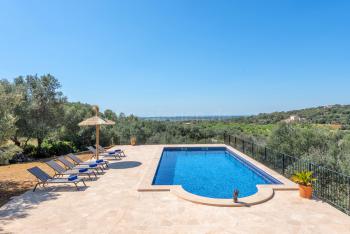 Ferienhaus mit Pool und tollem Panoramablick