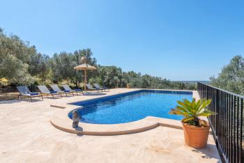 Relaxen im Mallorca Urlaub am Pool