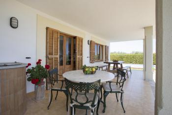 Überdachte Terrasse mit Blick zum Pool