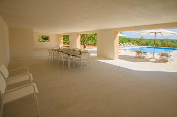 Terrasse mit Blick zum Pool