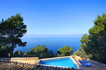 Pool mit Meerblick