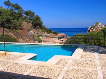 Pool mit Blick zur Cala Deia