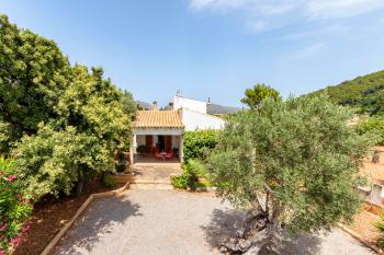 Ferienhaus mit Pool und Garten