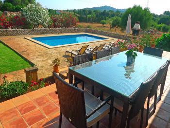 Terrasse mit Blick zum Pool