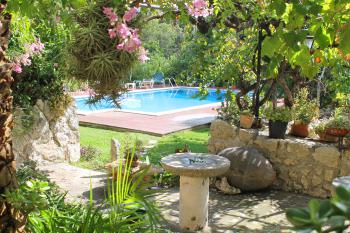 Studio mit Pool und Gartenanlage