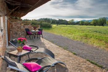 Private Terrasse mit Blick in den Garten