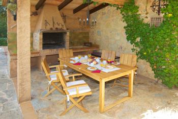 Überdachte Grillterrasse mit Essplatz