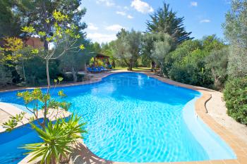 Strandnahes Ferienhaus mit Pool und Garten