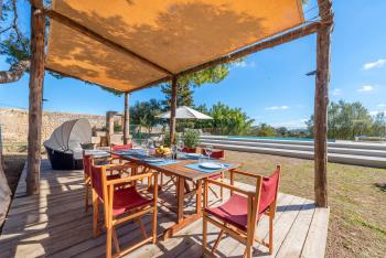 Chill-Out-Terrasse mit Blick zum Pool