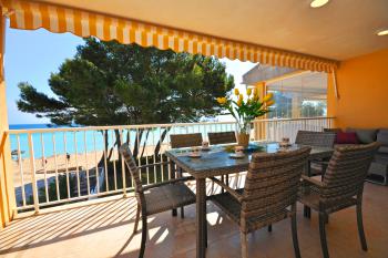 Schattiger Balkon mit Strand- und Meerblick