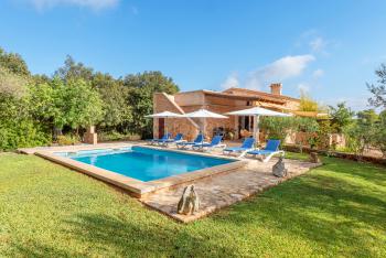 Moderne Finca mit Pool und Garten