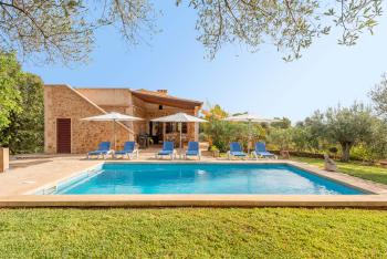 Moderne Finca mit Pool und Garten