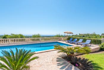 Ferienhaus mit Pool, Garten und Meerblick