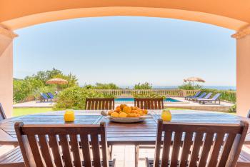 Terrasse mit Essplatz und Blick zum Pool