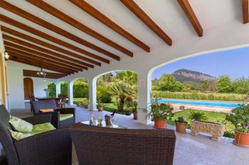 Große Terrasse mit Blick zum Pool