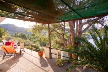 Möblierte Terrasse mit Meerblick