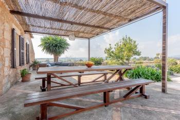 Terrasse mit Essplatz und Sitzgruppe