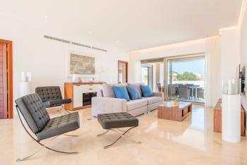 Modern und komfortabel möbliertes Wohnzimmer
