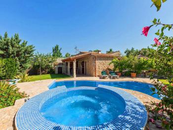 Komfortable Finca mit Pool und Whirlpool