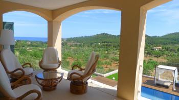 Villa mit Pool, Meerblick und Klimaaanlage