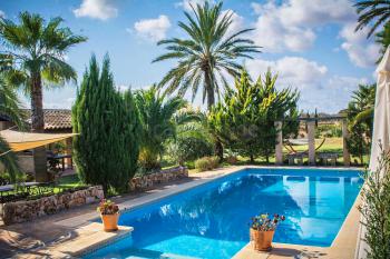 Pool, Sonnenterrasse und Garten