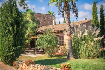 Private Terrasse mit Blick zum Pool